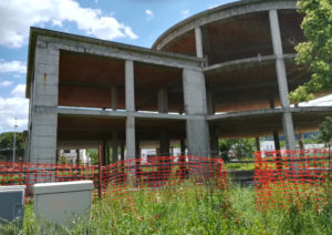 Lo scheletro della costruzione in zona di San Lazzaro, tra Via Romana e Via Pievan Landi