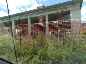 Lo scheletro della costruzione in zona di San Lazzaro, tra Via Romana e Via Pievan Landi
