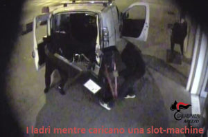 i-ladri mentre caricano le slot