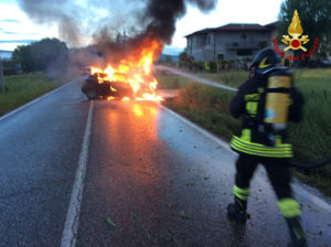 Campaldino l'auto in fiamme