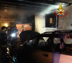 Incendio dell' auto e appartamento in via Anconetana
