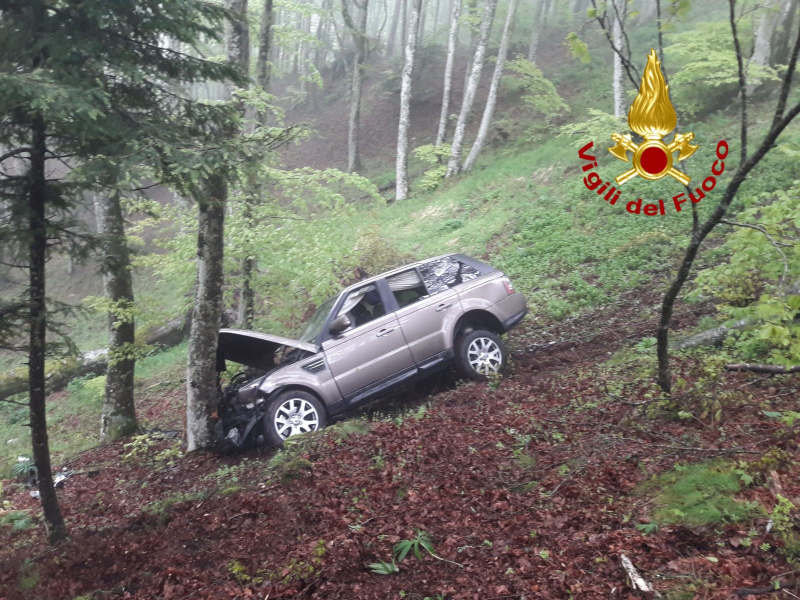 L'auto finita nella scarpata