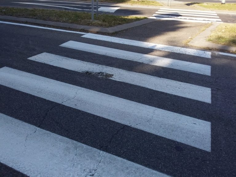 Esperimento in via Giotto – La segnaletica nuova con l’asfalto rovinato