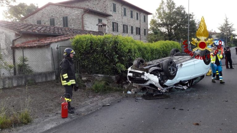 Auto si ribalta sulla rotonda di Campaldino: tre ragazzi feriti in modo lieve