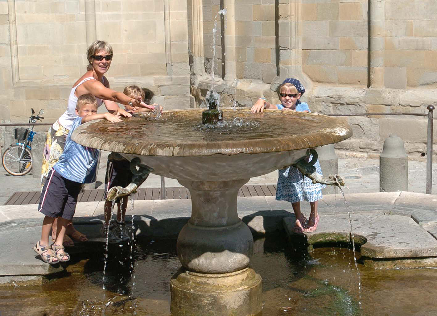 AREZZOAREZZO TURISTI ALLA FONTANA CHE SI RINFRESCANO