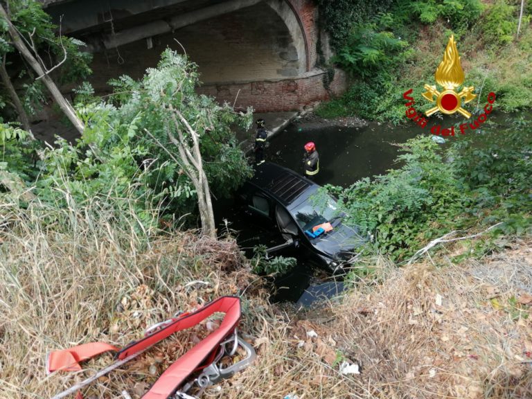 Automobilista scivola nel Castro: il recupero dei vigili del fuoco, foto e video