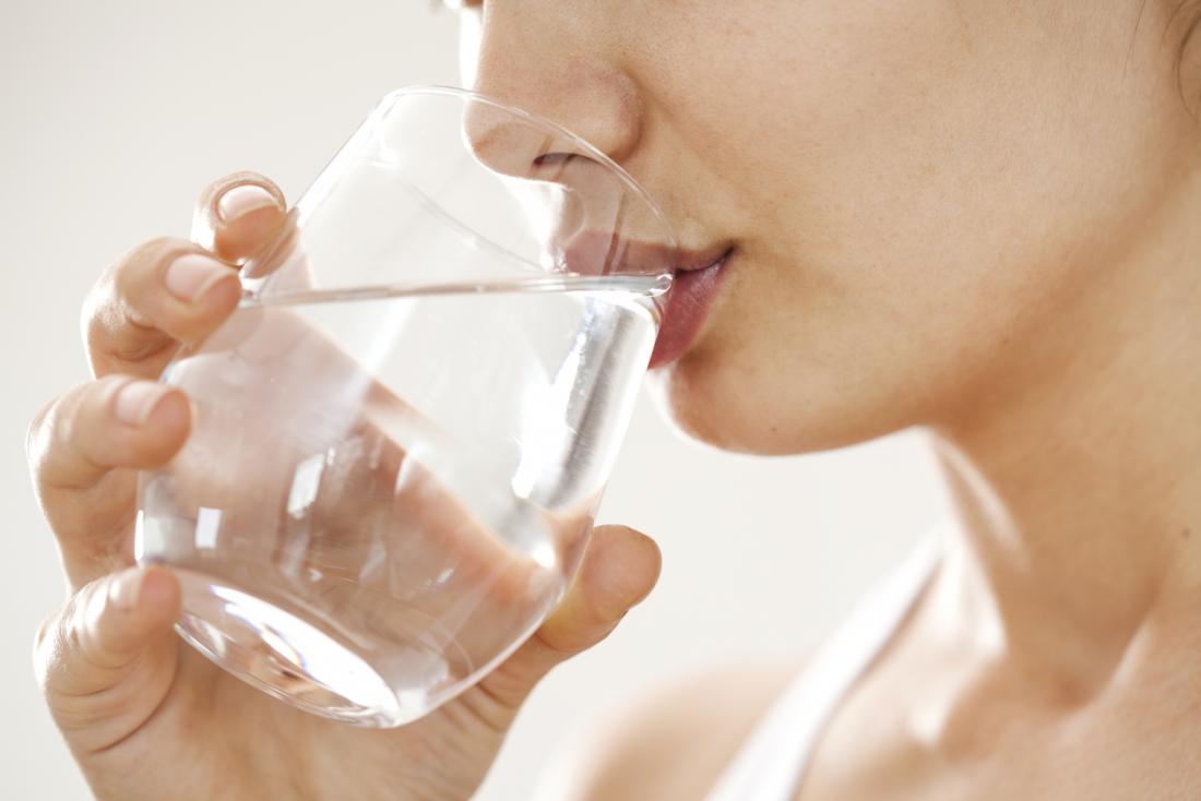 un bicchiere di acqua ogni ora