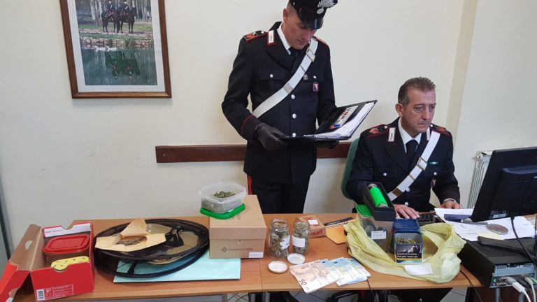 Genitori chiedono aiuto per il figlio, i carabinieri gli trovano la marijuana e lo arrestano