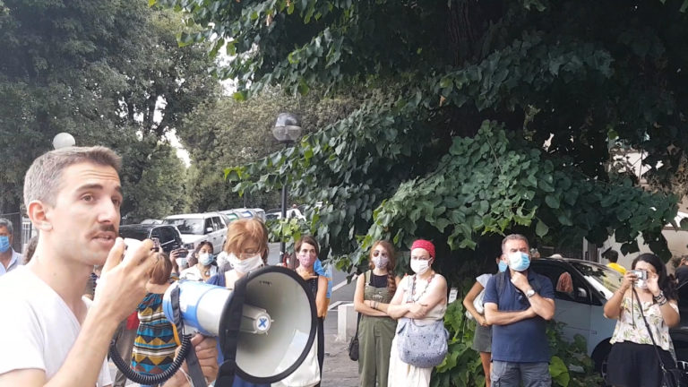 Flash mob contro le motoseghe di una giunta in agonia