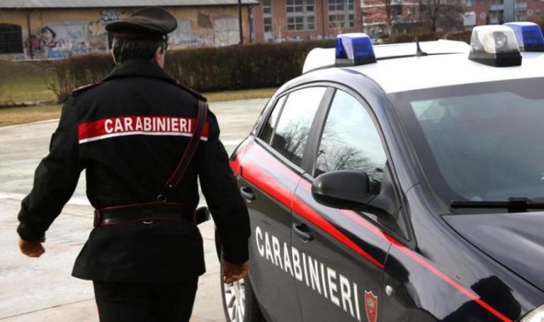 Coppia ruba lampade in un negozio, giovane ruba borsetta a coetanea: identificati e denunciati