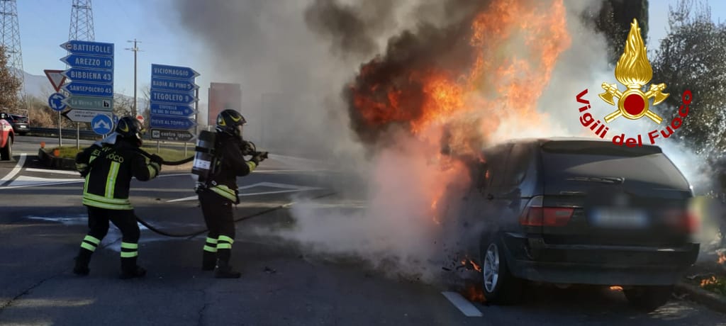 auto in fiamme