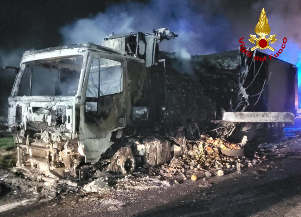 Camion in fiamme