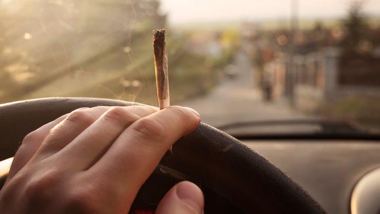 Fuma una canna mentre guida, fermato e denunciato dai Carabinieri