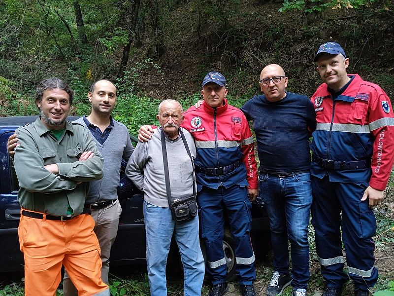 Auto in panne, 89enne rimane 24 ore nel bosco consumando acqua e cioccolata