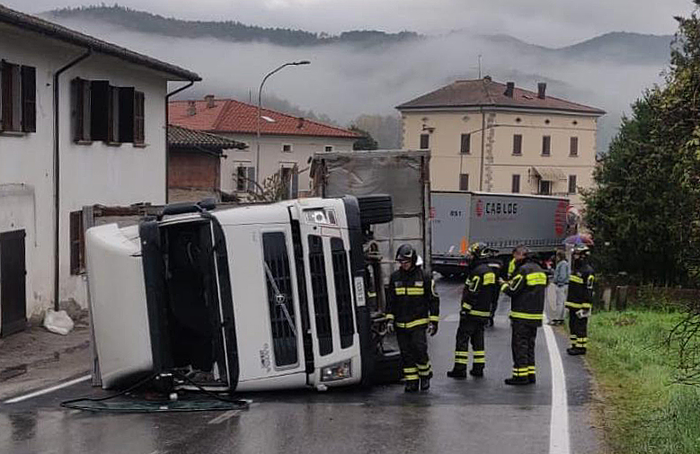 autoarticolato carico di tacchini si ribalta, ferito il conducente
