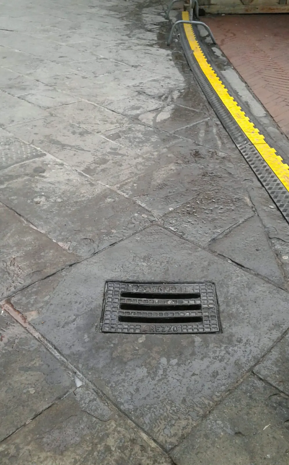 Piazza Grande tombino olio