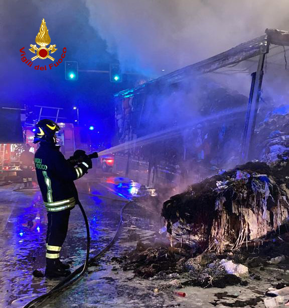 A fuoco nella notte camion carico di stracci