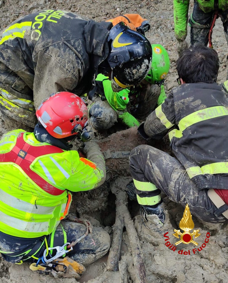 Intrappolata insieme al suo cane in una frana, salvata dai vigili del fuoco