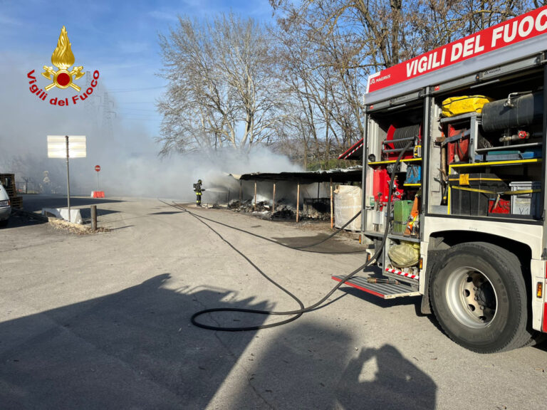 Incendio in  Valdarno, fumo in autostrada A1: corsia chiusa per un’ora (video)