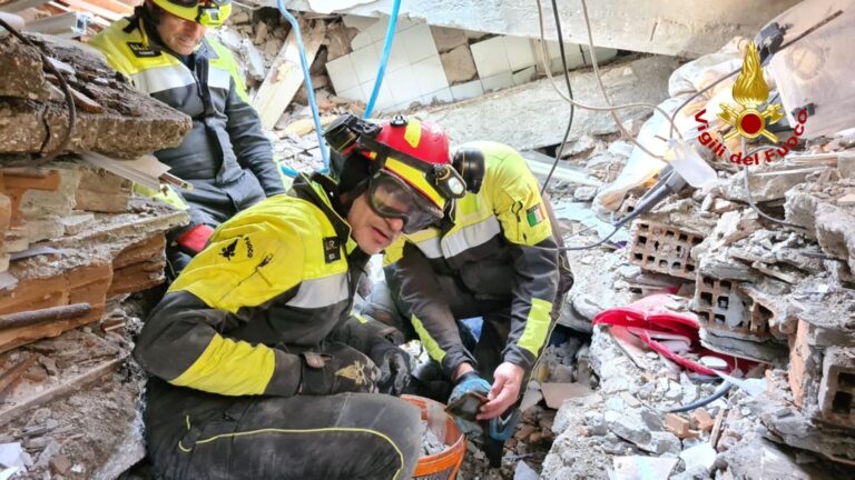I Vigili del fuoco aretini impegnati in Turchia: i Tweet,  le foto e i video