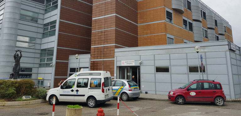 Donna esce fuoristrada e finisce al pronto soccorso