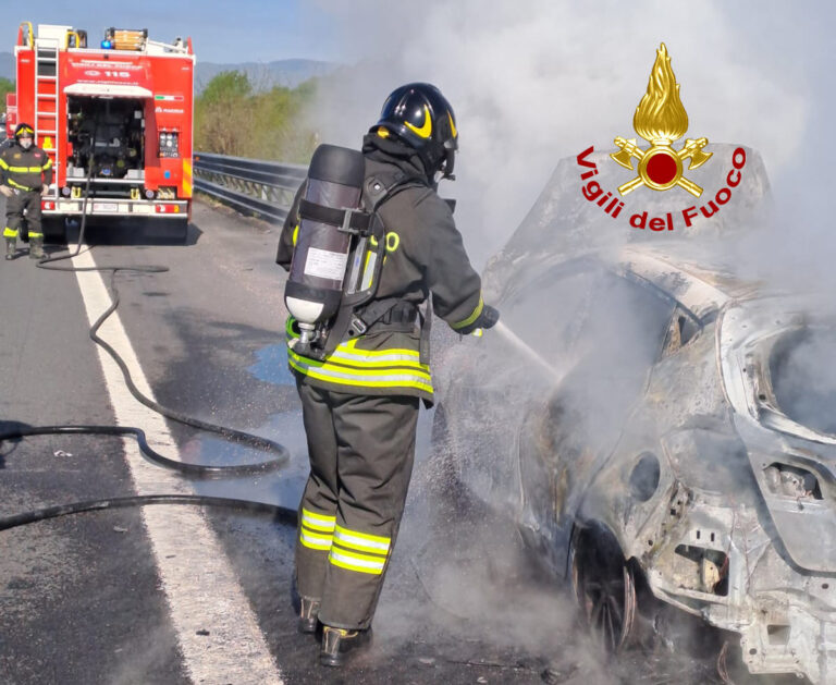 Incidenti stradali: grave centauro minorenne,  auto prende fuoco sull’autostrada