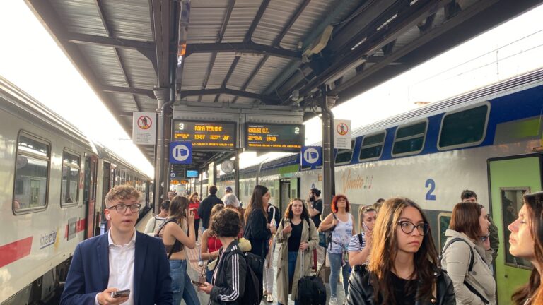 Castiglion Fiorentino: giocano a pallone sui binari, rallentano la circolazione dei treni