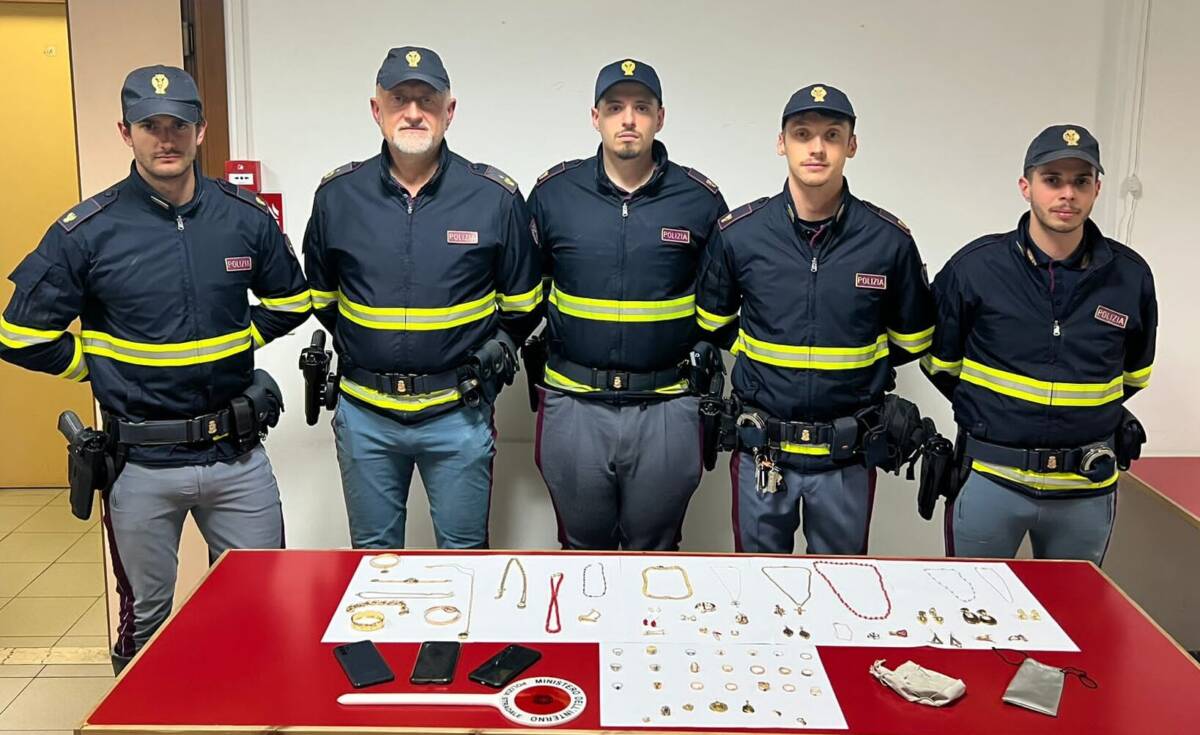 Truffano anziana e le rubano i gioielli, beccati dalla polizia in autostrada