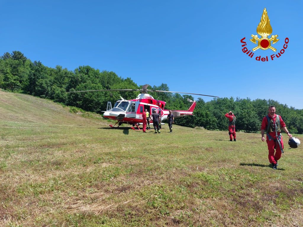 Cade dalla bici in una zona impervia, recuperato con l'elicottero