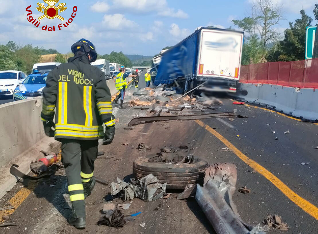 Camion, perde bobine di metallo da 800 kg in autostrada