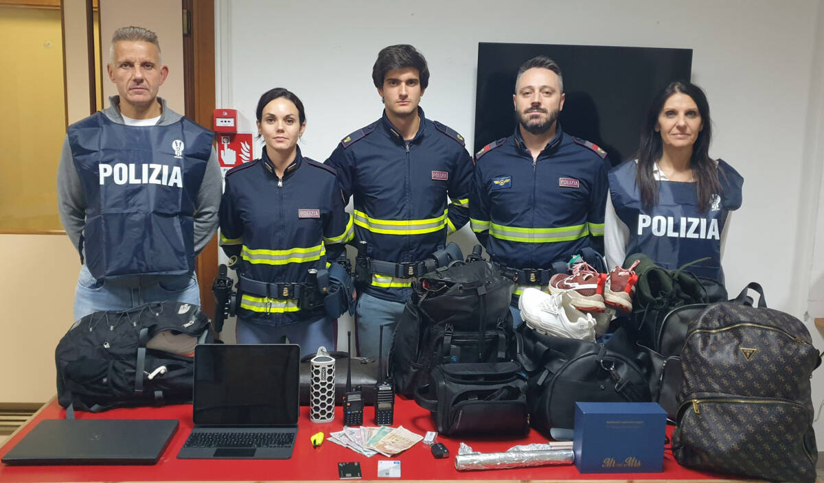 Saccheggiano le auto in sosta nelle aree di servizio, 4 persone arrestate