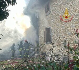 Incendio a Stia: pronta risposta dei Vigili del Fuoco e volontari