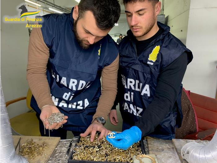 Operazione GDF Arezzo: sequestrati oltre 11 mila prodotti contraffatti e denunciate due persone