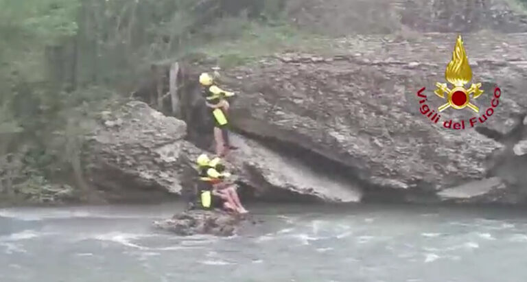 Intervento dei Vigili del fuoco di Arezzo: salvati due ragazzi bloccati sul fiume Arno