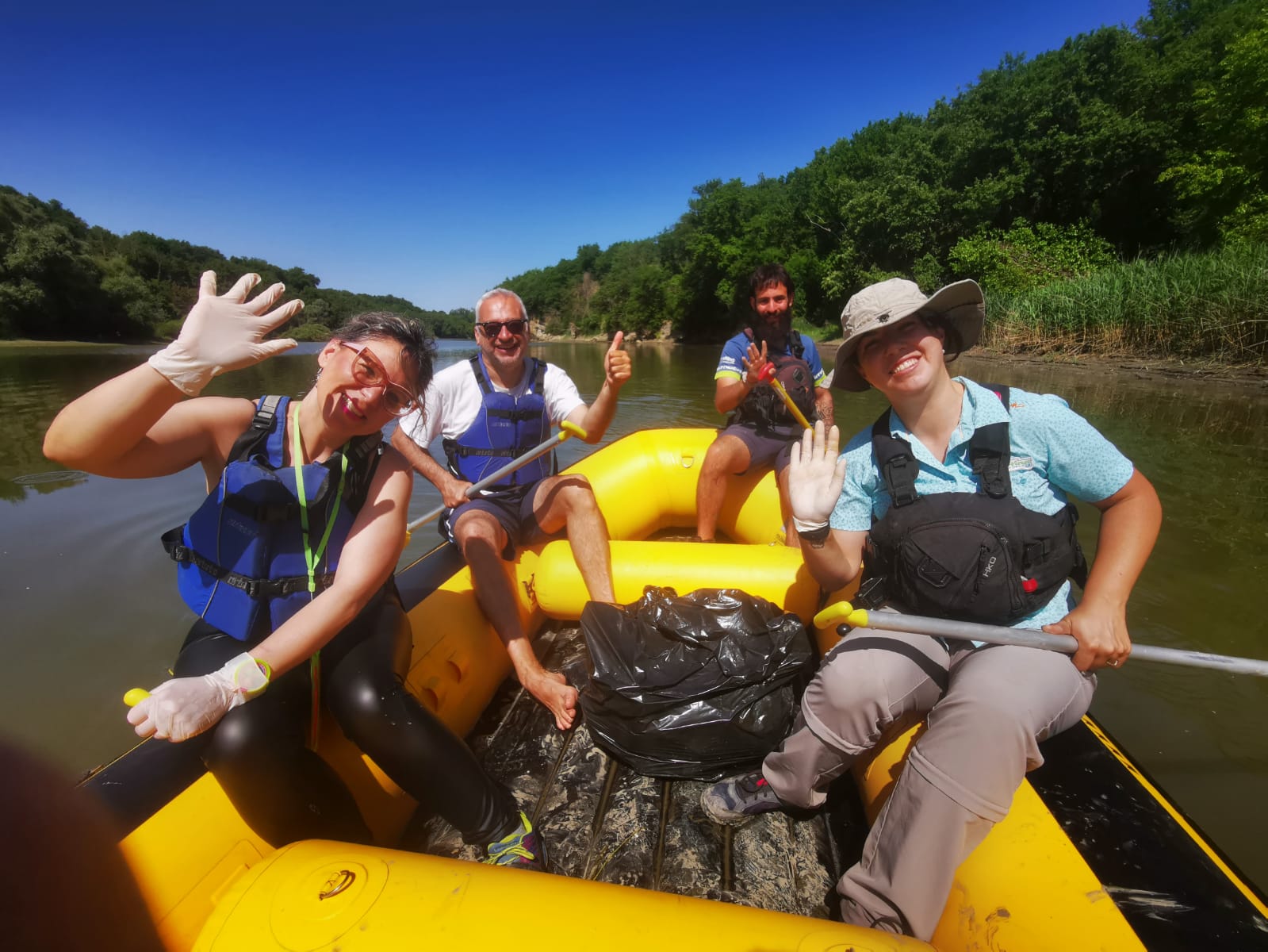 Rafting anti plastica: tra Sorrisi e pagaiate, recuperati rifiuti di ogni iipo nella prima giornata della Settimana della Bonifica 2024