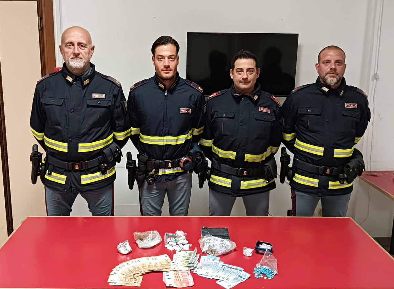 Polizia di Stato di Arezzo smantella banda di spacciatori diretti al nord: sequestrate oltre 130 dosi di droga e 1000 euro provento dello spaccio