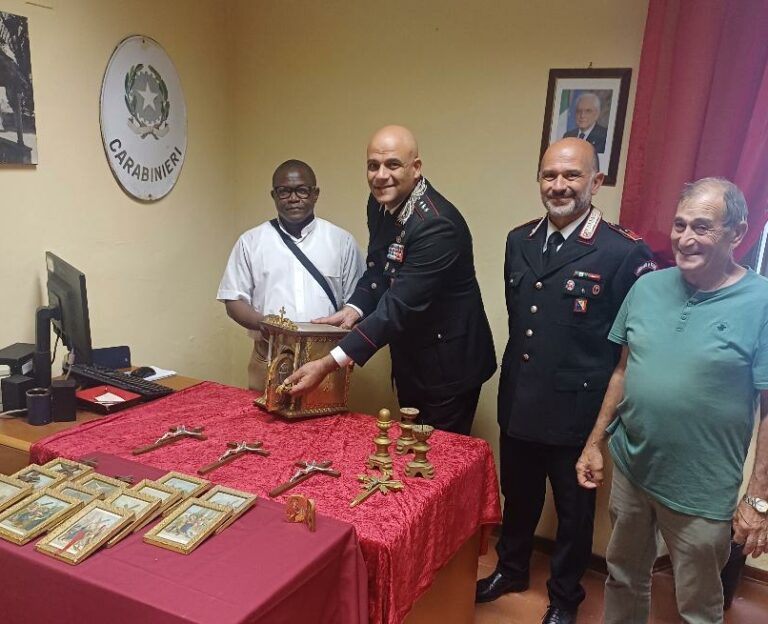 Restituiti al parroco di Camucia gli oggetti religiosi ritrovati nel cimitero di Farneta