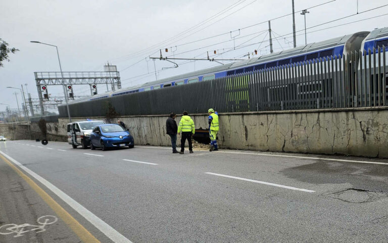 Genio dell’asfalto: abbatte un muro, fugge, ma dimentica la targa. La polizia ringrazia