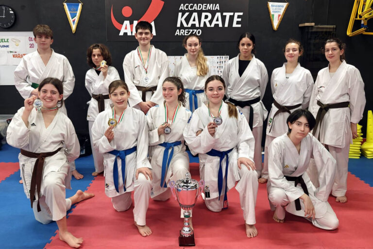L’Accademia Karate Arezzo brilla al Campionato Nazionale AICS: storico terzo posto e 30 medaglie