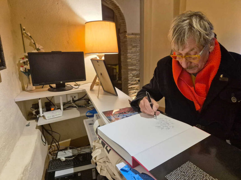 Mauro Capitani dona un’opera al Piccolomuseo di Fighille: il maestro valdarnese omaggia l’arte contemporanea