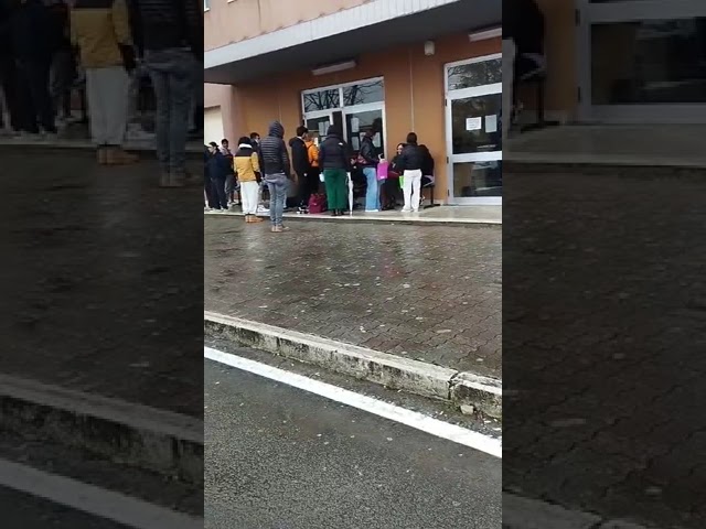 Motorizzazione di Arezzo: accoglienza da incubo, disorganizzazione e attese sotto la pioggia. L’inefficienza è di casa?