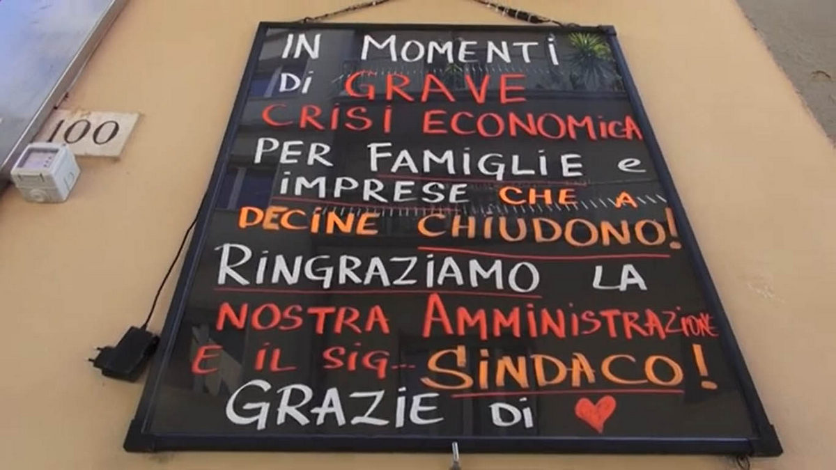 Arezzo, la guerra alle lavagnette continua: multati anche i messaggi sulle vetrine! Arezzo, la guerra alle lavagnette continua: multati anche i messaggi sulle vetrine!