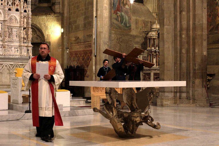 Il cammino della fede – Via Crucis con il vescovo Andrea Migliavacca, attraverso l’obiettivo di Felice Rogialli