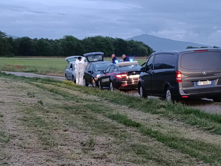 Civitella in Val di Chiana, tragica scoperta in un campo: morto un vigilante di 35 anni Civitella in Val di Chiana, tragica scoperta in un campo: morto un vigilante di 35 anni