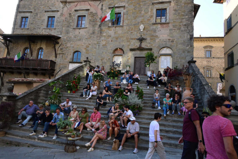 Cortona in Fiore: colori, creatività e premi tra balconi e vetrine