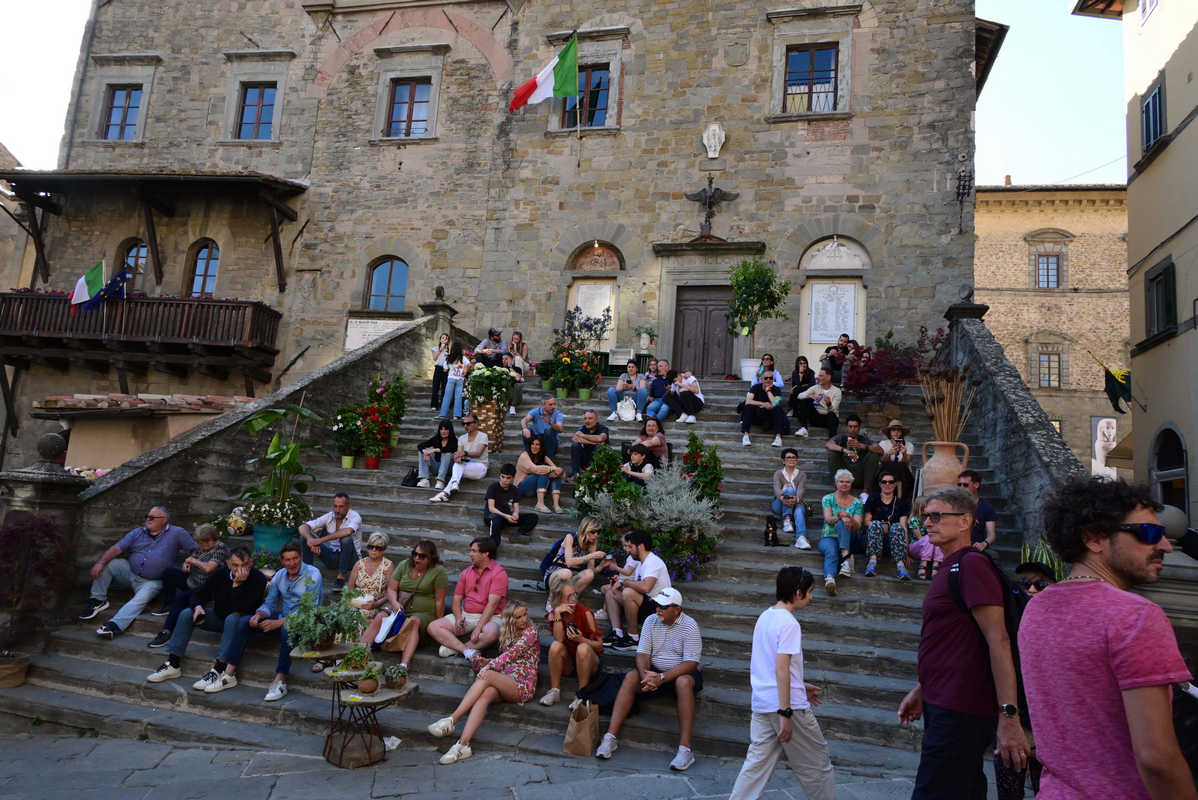 Cortona in Fiore: colori, creatività e premi tra balconi e vetrine Cortona in Fiore: colori, creatività e premi tra balconi e vetrine