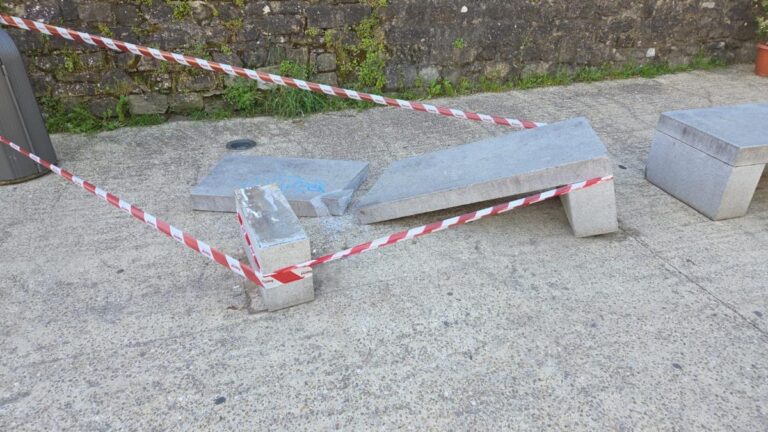 Sansepolcro, atto vandalico a Porta Fiorentina: distrutta panchina in marmo