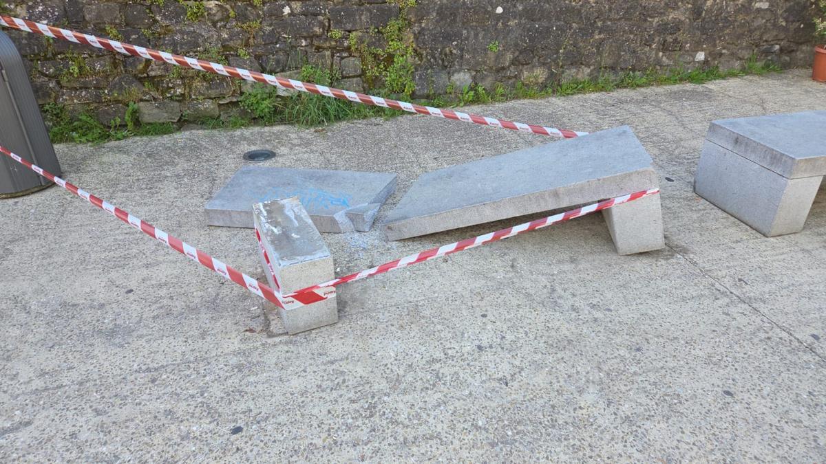 Sansepolcro, atto vandalico a Porta Fiorentina: distrutta panchina in marmo Sansepolcro, atto vandalico a Porta Fiorentina: distrutta panchina in marmo