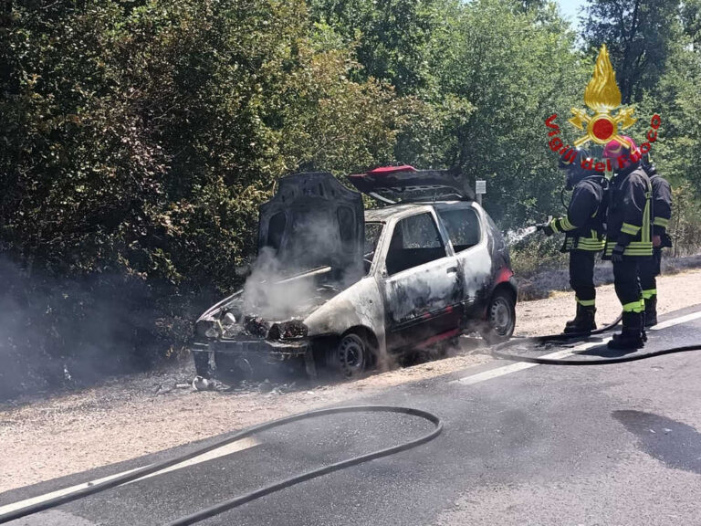 Auto in fiamme a Il Riccio: intervengono i Vigili del Fuoco di Arezzo