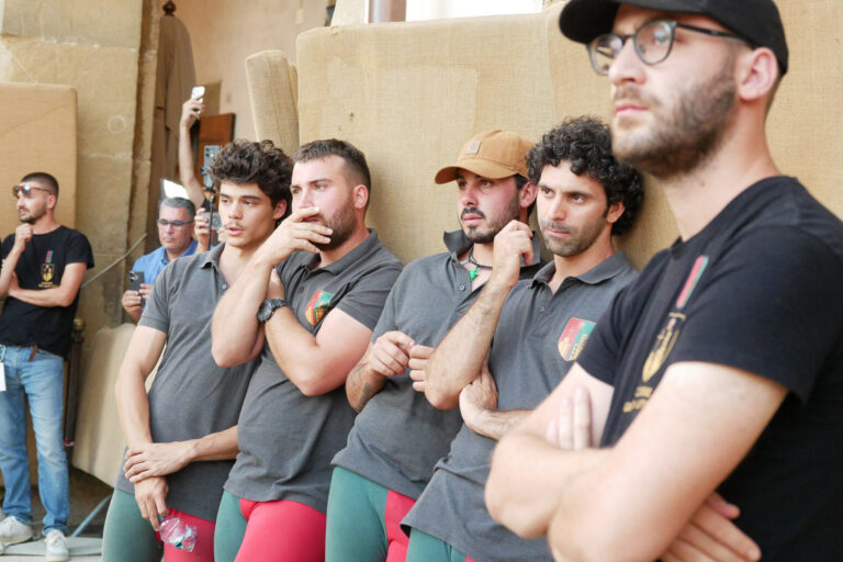 L’attesa: il terzo giorno dei cavalieri in Piazza Grande